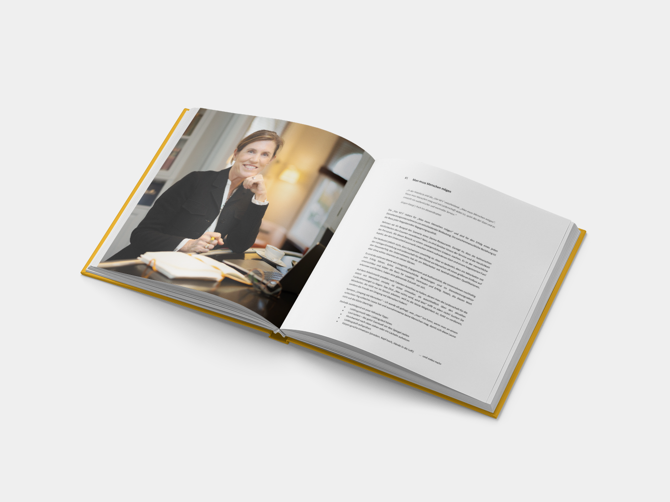 Geöffnetes Buch mit Bild einer Hotel-Coachin und Inhalte zu Servicequalität – Fokus auf kundenservice verbessern.