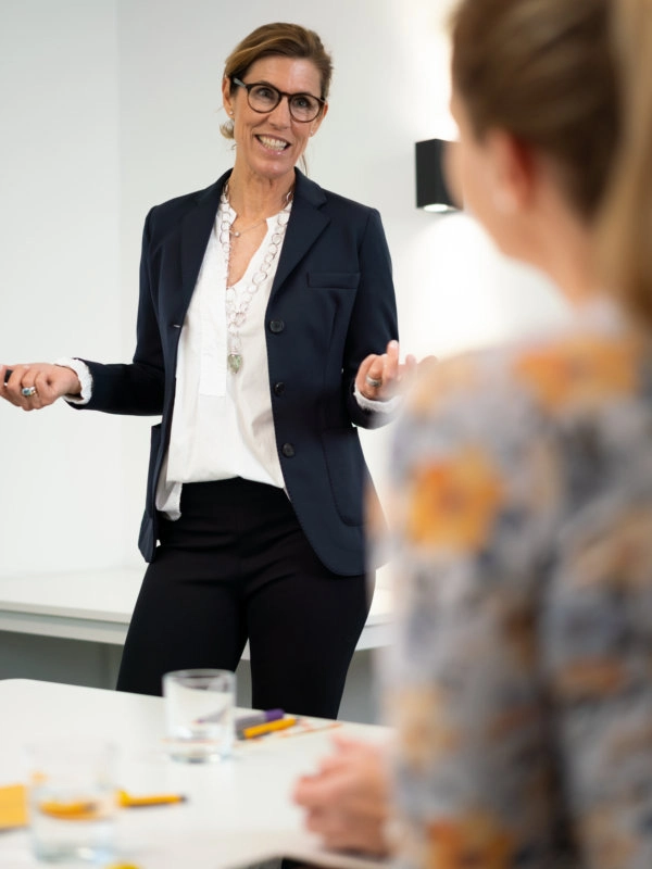 Maja Schneider im Smiling-Customer-Coaching erklärt Inhalte vor Teilnehmern, professionelles Seminar zu Servicequalität und Kundenbegeisterung.