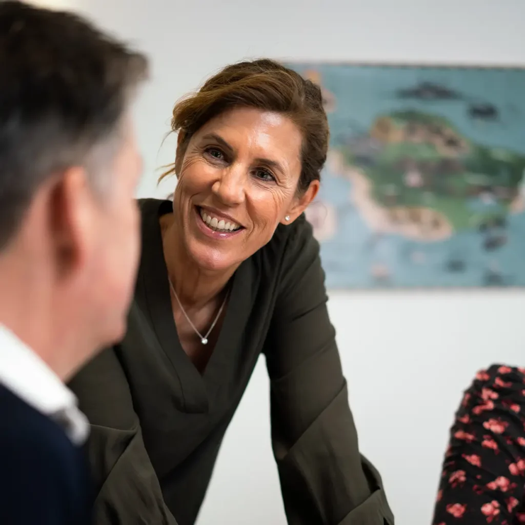 Maja Schneider im persönlichen Gespräch mit einem Teilnehmer – empathische Kommunikation und wertschätzende Kundenorientierung im Training.