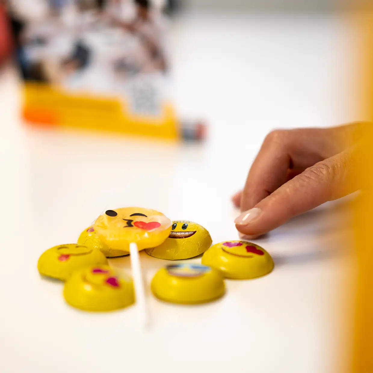Emoji-Schokoladen und Smiley-Lutscher als kreative Trainingsmaterialien zur Vermittlung von positiver Servicehaltung und emotionaler Kundenansprache.