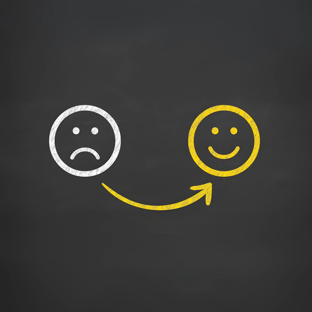 Gezeichnete Pfeilgrafik auf einer Tafel zeigt die Entwicklung von einem unzufriedenen zu einem zufriedenen Gesicht und symbolisiert erfolgreiche Serviceverbesserung Hotel.