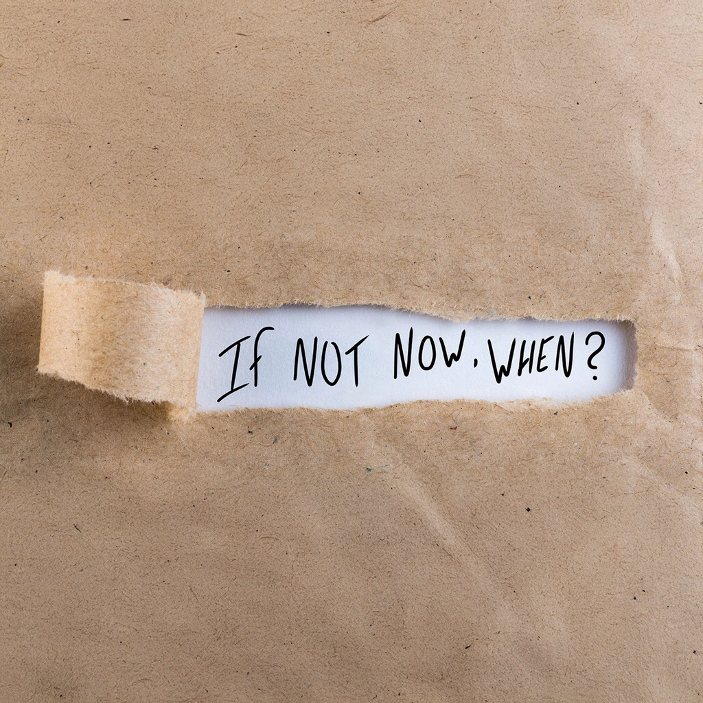 Aufgerissenes Papier gibt den motivierenden Schriftzug ‚If not now, when?‘ frei und symbolisiert den Startschuss für persönliche Weiterentwicklung im Rahmen eines Persönlichkeitseminars.