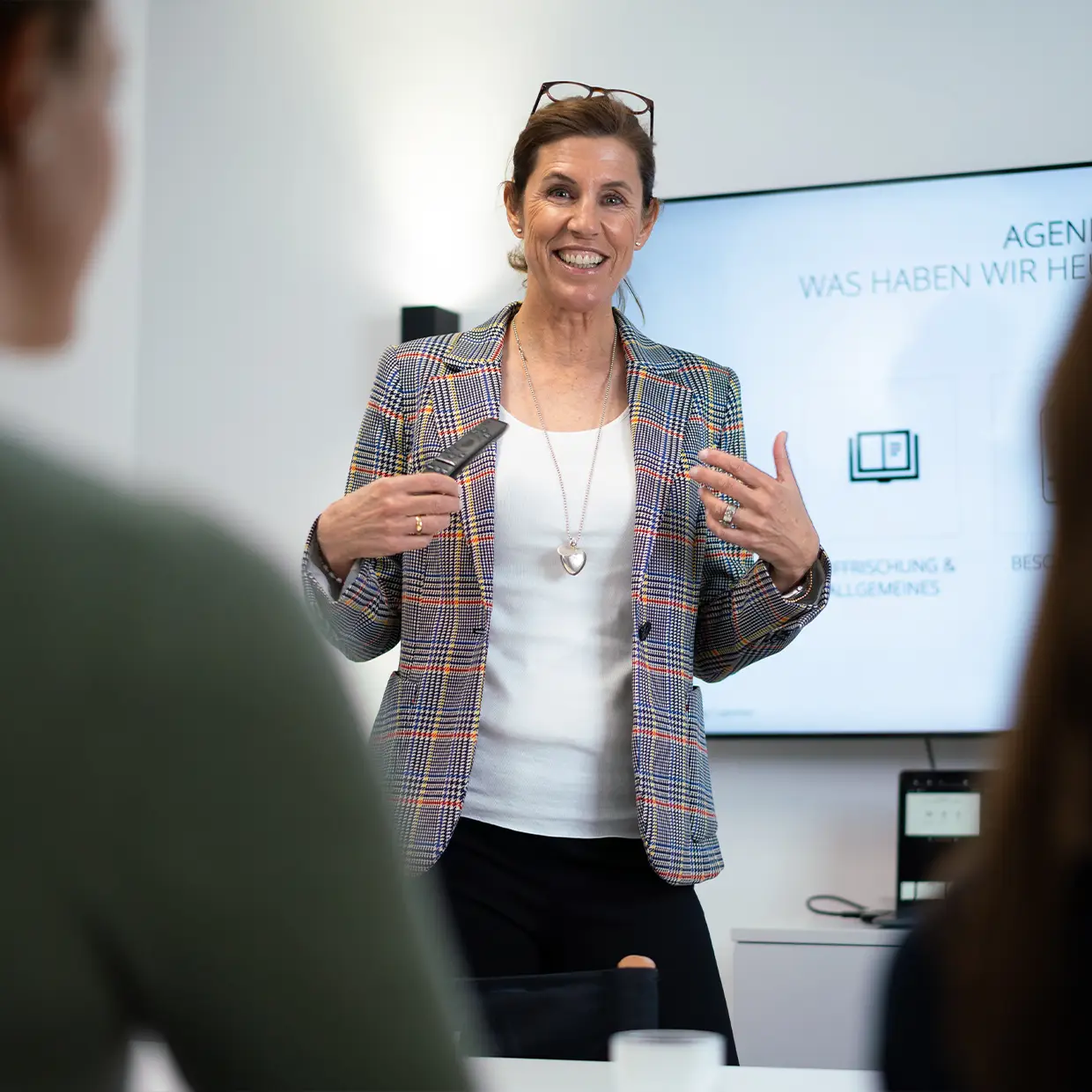 Maja Schneider führt ein interaktives Seminar zur Service- und Kundenbegeisterung durch und spricht motivierend zu Teilnehmenden im Workshop.