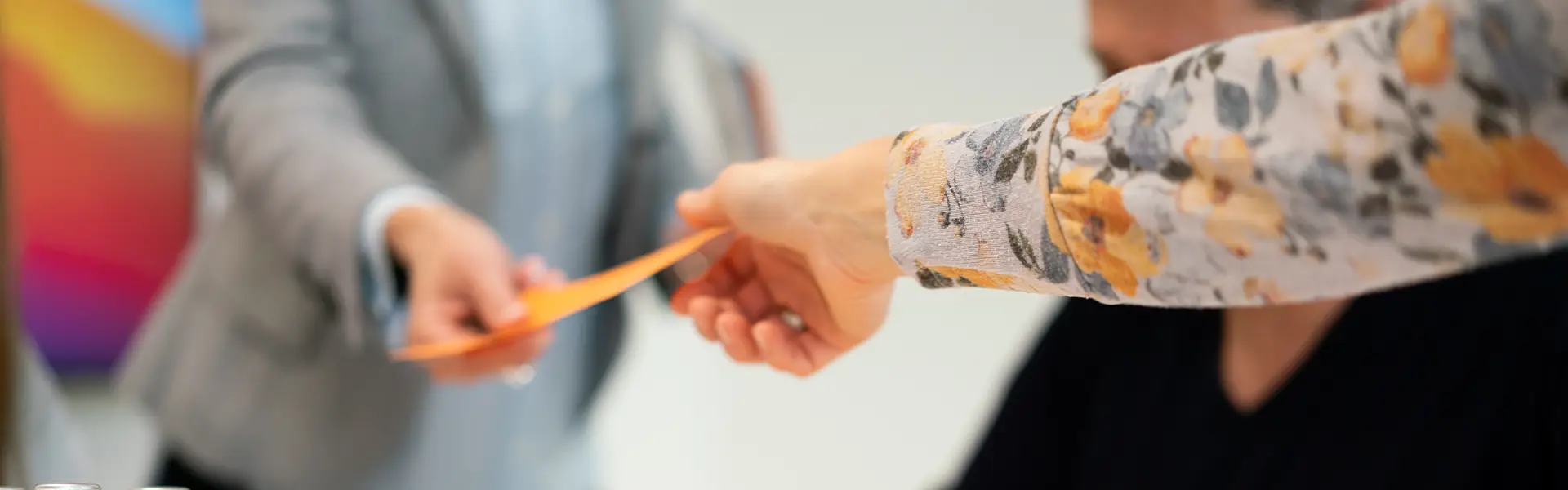 Teilnehmende übergeben sich eine gelbe Karte während eines Coaching-Workshops von Smiling Customer.