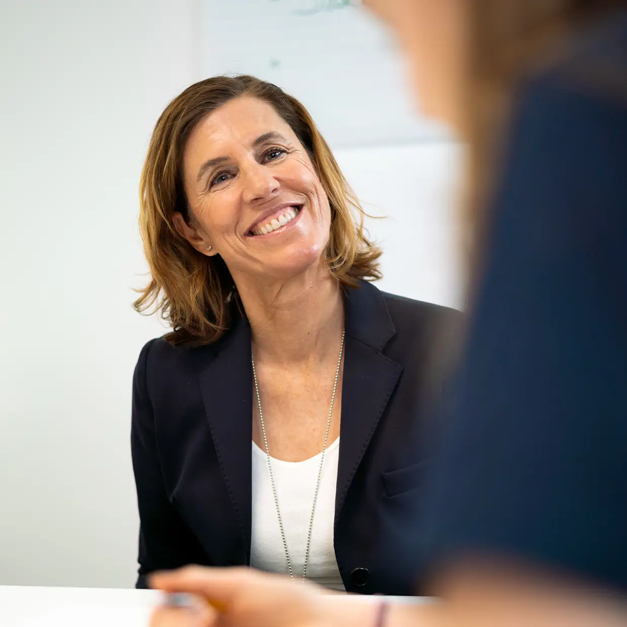 "Beratungsgespräch mit Maja Schneider, die durch Empathie und professionelle Serviceorientierung eine positive Gesprächsatmosphäre schafft.